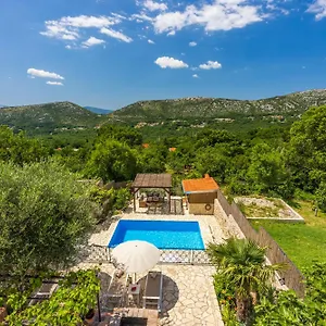  Villa Cocoon - Vacation With Heated Pool & Garden